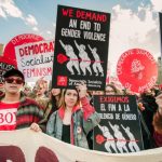 Militantes do Socialistas Democráticos da América (DSA) fazem manifestação a favor do direito ao aborto, uma pauta relacionada aos direitos individuais que os liberais deveriam defender.