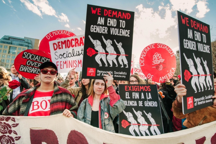 Militantes do Socialistas Democráticos da América (DSA) fazem manifestação a favor do direito ao aborto, uma pauta relacionada aos direitos individuais que os liberais deveriam defender.