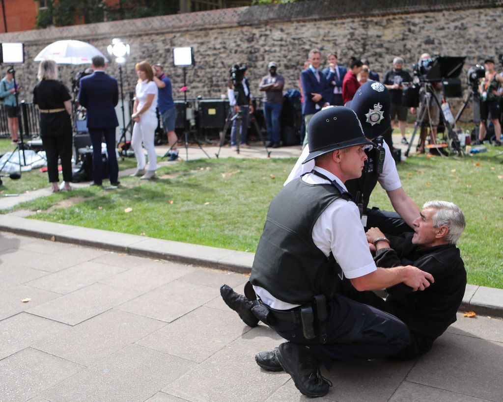 Manifestantes contra o Brexit são detidos a pedido do governo. Parlamento se reúne em College Green em 28 de agosto de 2019 em Londres, Inglaterra. JORAS / Getty